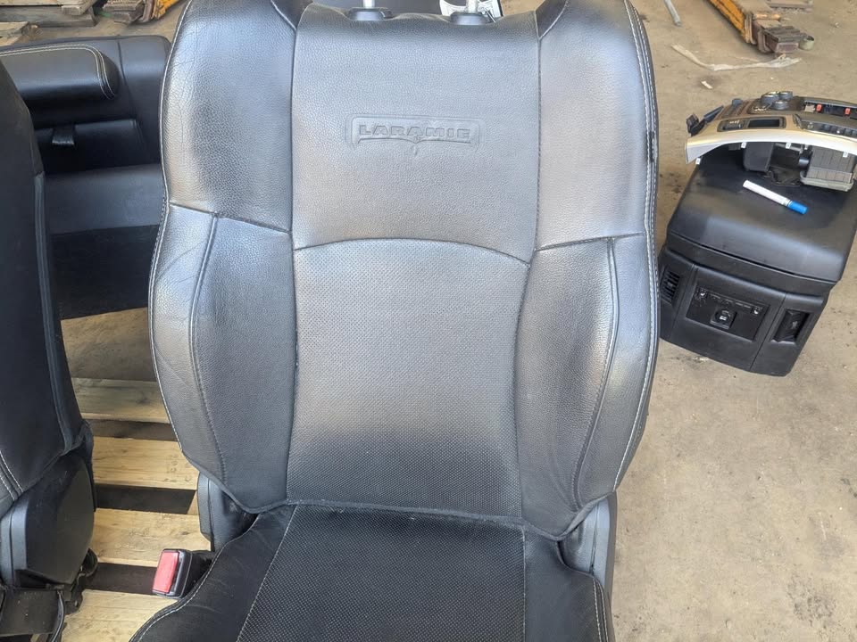 Dodge Ram 2500 Laramie leather seats