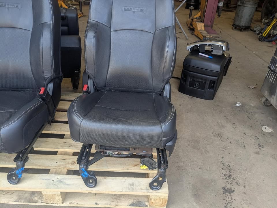 Dodge Ram 2500 Laramie leather seats