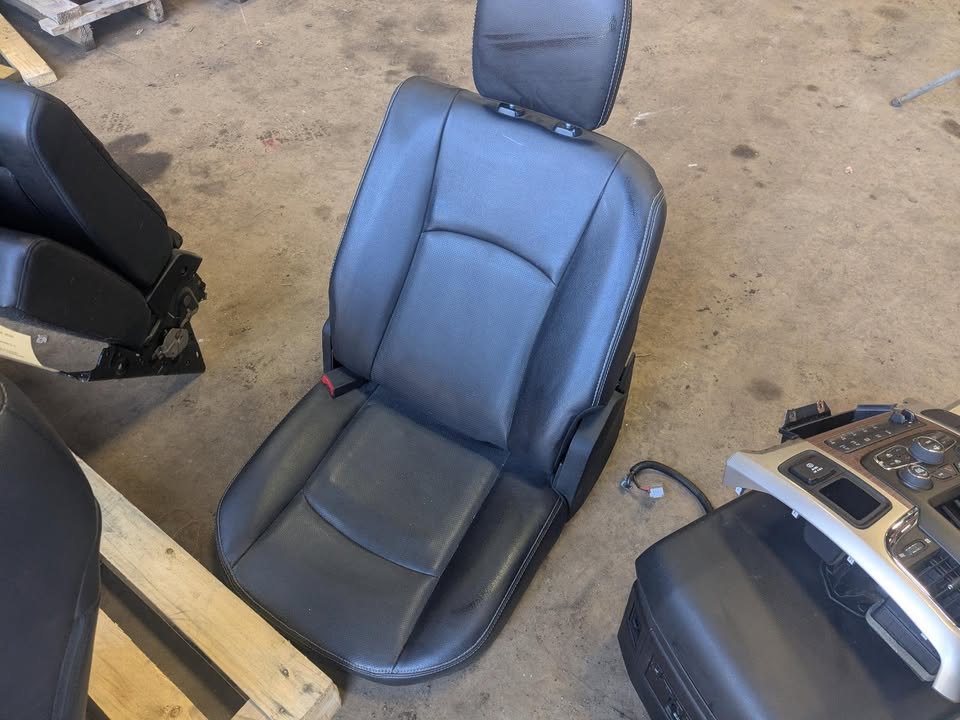 Dodge Ram 2500 Laramie leather seats